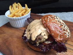 Enaknya Makan Burger Berisi Daging Juicy dan Lelehan Keju di 5 Gerai Ini