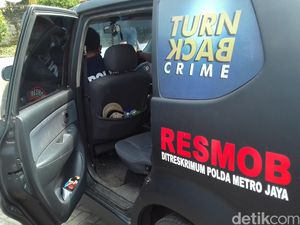 Polisi Bawa 2 Brankas dari Padepokan Gatot Brajamusti di Sukabumi Polisi Bawa 2 Brankas dari Padepokan Gatot Brajamusti di Sukabumi