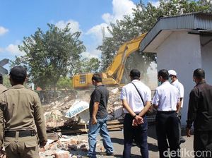 Puluhan Bangunan di Stasiun Buduran Dibongkar