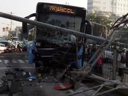 Bus TransJakarta Ringsek Usai Tabrak Pembatas Jalan di Gunung Sahari