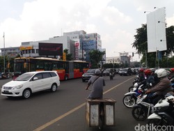 Bus TransJ yang Tabrak Tiang di Jl Gunung Sahari Dievakuasi, Lalin Lancar