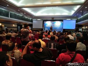 Keseharian Eks Pegawai Merpati, dari Sopir Taksi Sampai Jualan Kue Keseharian Eks Pegawai Merpati, dari Sopir Taksi Sampai Jualan Kue