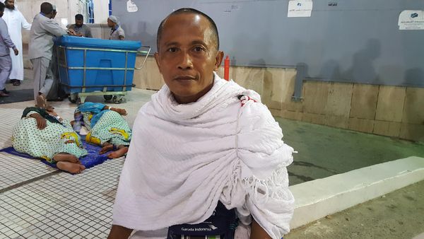 Wajah Lelah Namun Pantang Menyerah Demi Ibadah