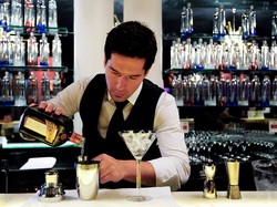 Kalau Ingin Tahu, Ini yang Terjadi Dibalik Meja Bartender (2)