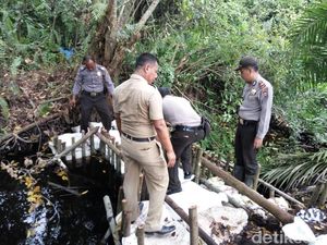 Polri Berjibaku Membuat Sekat Kanal Antisipasi Kebakaran Hutan di Riau
