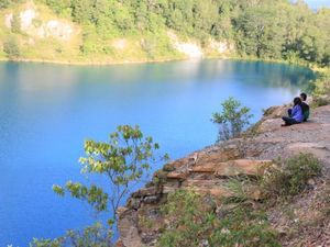 Birunya Danau Tomosu Untuk Liburan ke Sumbar