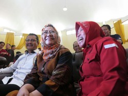 Ketika Risma Malu-malu Difoto di Sekolah Partai PDIP