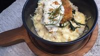 Enaknya Menyantap Baked Rice Salmon dan Burger Berlelehan Mayonnaise