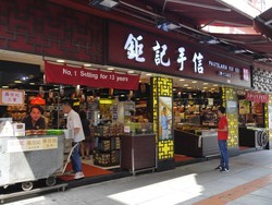 Asyiknya Belanja di Taipa Village, Macau