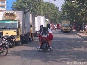 Polisi Suka Dilema Tilang Pelajar yang Naik Motor Polisi Suka Dilema Tilang Pelajar yang Naik Motor