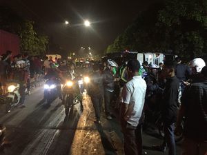 Truk Terguling Timpa 2 Mobil dan 1 Motor di Pulogadung