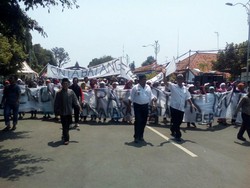 Bupati Yoyok Didemo Ratusan Warganya agar Tetap Memimpin Batang