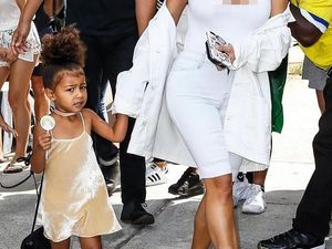 Gemas, North West Tampil Stylish Pakai Kalung Choker dan Tas Fendi