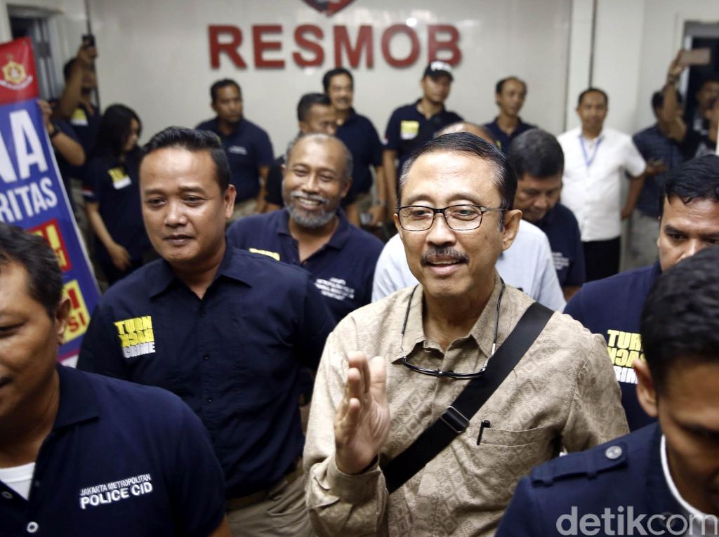 Aa Gatot Brajamusti Siap Dikonfrontir dengan Ary Suta Soal Senjata Api Aa Gatot Brajamusti Siap Dikonfrontir dengan Ary Suta Soal Senjata Api