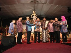 Mendikbud Unjuk Kebolehan Mainkan Wayang Kulit