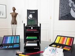 Karl Lagerfeld Rilis Pensil Warna Mewah yang Diproduksi Terbatas