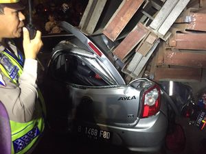 Petugas Evakuasi Pengendara yang Terjepit Truk Terguling di Pulogadung