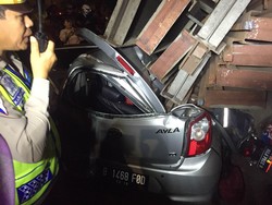 Petugas Evakuasi Pengendara yang Terjepit Truk Terguling di Pulogadung