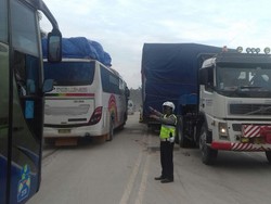 Hampir Semalam Jalintim Riau Macet Parah Gara-gara Truk Angkut Turbin Patah As