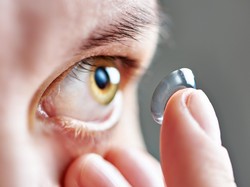 Pesan Dokter Agar Pemakaian Lensa Kontak Tetap Aman bagi Mata