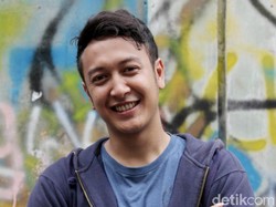 Dimas Anggara Hanya Tertawa Disinggung Soal Nadine Chandrawinata