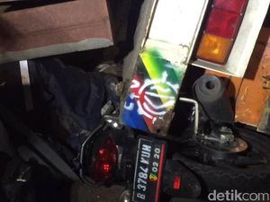 Evakuasi Pemotor yang Tertimpa Truk Selesai, Korban Dibawa ke RS