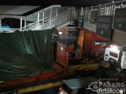 Truk Trailer Hampir Tersangkut JPO di Tanjung Priok