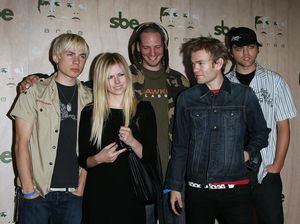 Saat Masih Nikahi Avril Lavigne, Deryck Sum 41 Diancam Akan Dibunuh