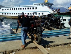 Asyiknya Traveling Naik Motor di NTT