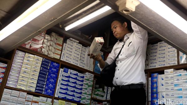 Razia Obat Ilegal di Pasar Pramuka
