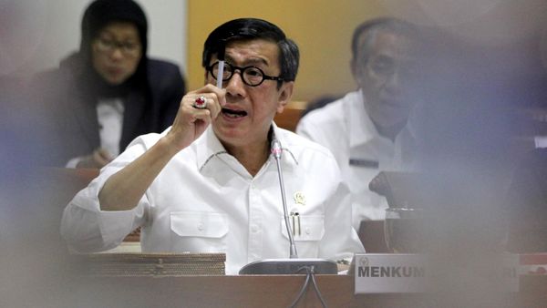 Menkum HAM Dicecar Soal Status Arcandra