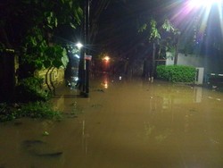 Pasukan Biru Datang, Banjir di Kemang Berangsur Surut
