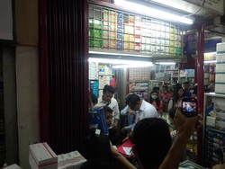 Geledah 5 Apotek di Pasar Pramuka, Polisi Temukan Obat yang Kedaluwarsa