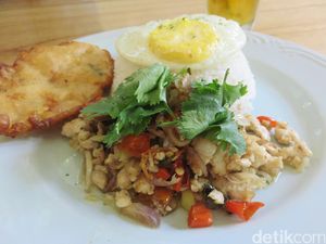 Twin House: Bersantai Sambil Makan Nasi Ayam Salsa Matah dan Banofee Waffle Twin House: Bersantai Sambil Makan Nasi Ayam Salsa Matah dan Banofee Waffle