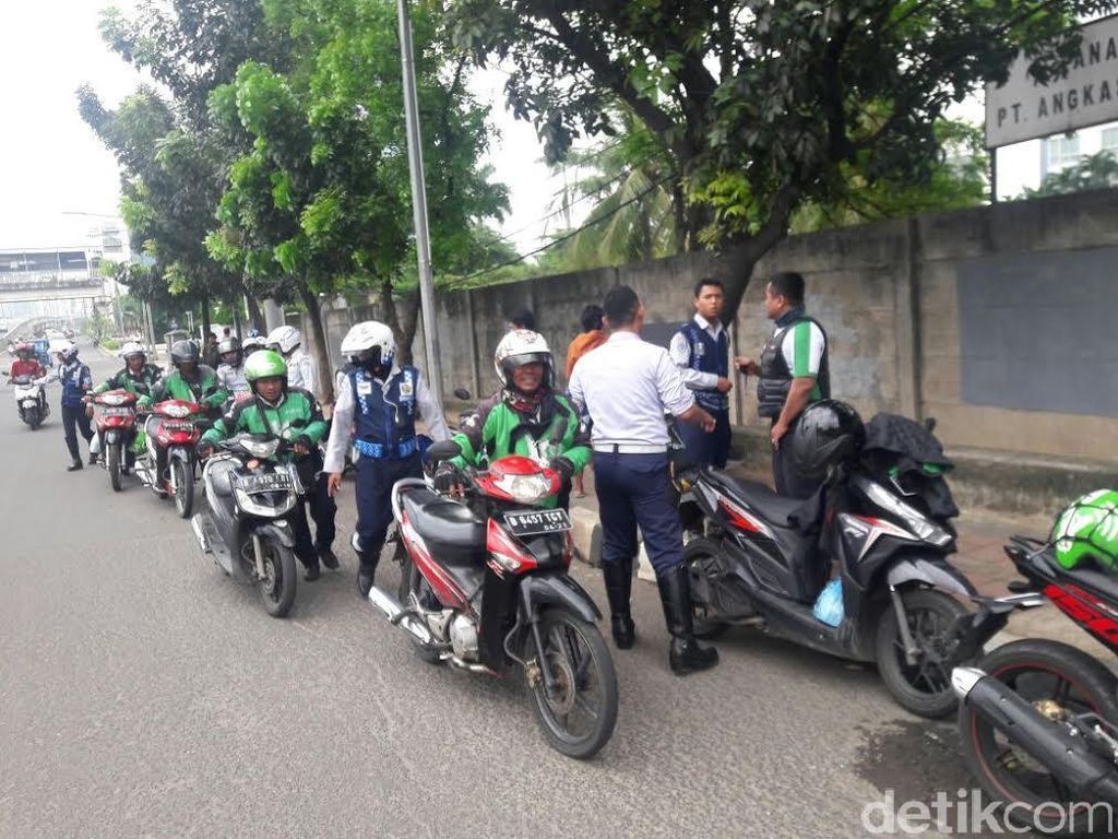 Ojek Online Dibutuhkan Masyarakat di Kota Besar Ojek Online Dibutuhkan Masyarakat di Kota Besar