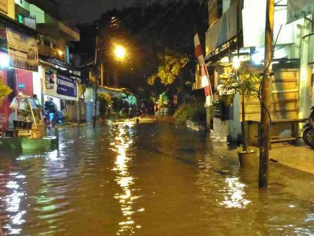 Diguyur Hujan, Jl Jatayu Kebayoran Lama Banjir Sepinggang Orang Dewasa