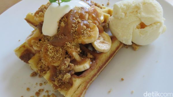Nyam! Enaknya Banofee Waffle Bertopping Pisang dengan Taburan Remahan Biskuit