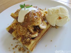 Nyam! Enaknya Banofee Waffle Bertopping Pisang dengan Taburan Remahan Biskuit Nyam! Enaknya Banofee Waffle Bertopping Pisang dengan Taburan Remahan Biskuit