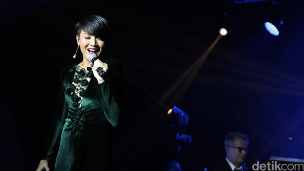 Aksi Lea Simanjuntak dan Dira Sugandi di Warsawa