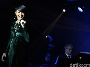 Aksi Lea Simanjuntak dan Dira Sugandi di Warsawa Aksi Lea Simanjuntak dan Dira Sugandi di Warsawa
