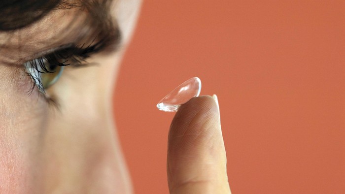 Seorang perempuan jadi buta gara-gara mandi mengenakan softlens (Foto: Thinkstock)