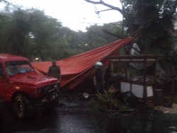 Mobil Katana Dikemudikan Pelajar di Bandung Seruduk Dua Gerobak