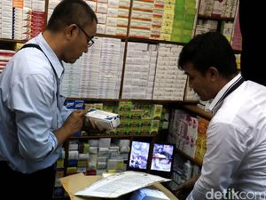 Melihat Kios-kios di Pasar Pramuka yang Tutup