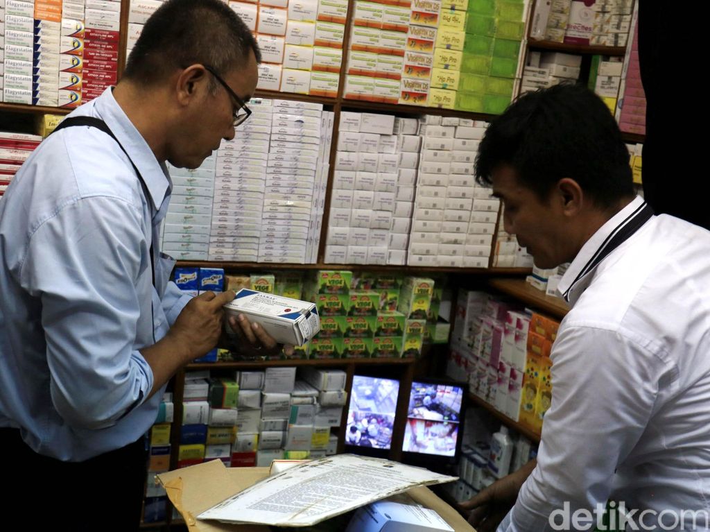 Melihat Kios-kios di Pasar Pramuka yang Tutup Melihat Kios-kios di Pasar Pramuka yang Tutup