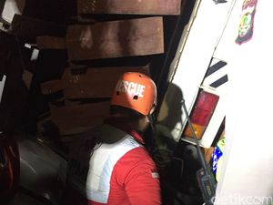 Petugas Beri Oksigen ke Pemotor yang Terjepit Truk di Pulogadung