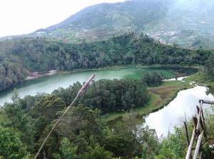 Pesona Telaga Warna dari Ketinggian