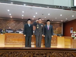 Hormat Calon Kepala BIN Budi Gunawan di Paripurna DPR