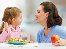 Biasakan Si Kecil Konsumsi Makanan Sehat dengan 8 Cara Ini (1)