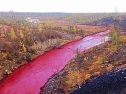 Aneh! Air Sungai di Rusia Berubah Jadi Merah