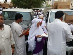 Halal! Antre Makanan Gratis dari Dermawan di Makkah